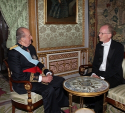 Presentación de Cartas Credenciales. Su Majestad el Rey conversa con el embajador del Reino de Noruega, Johan Christopher Vibe